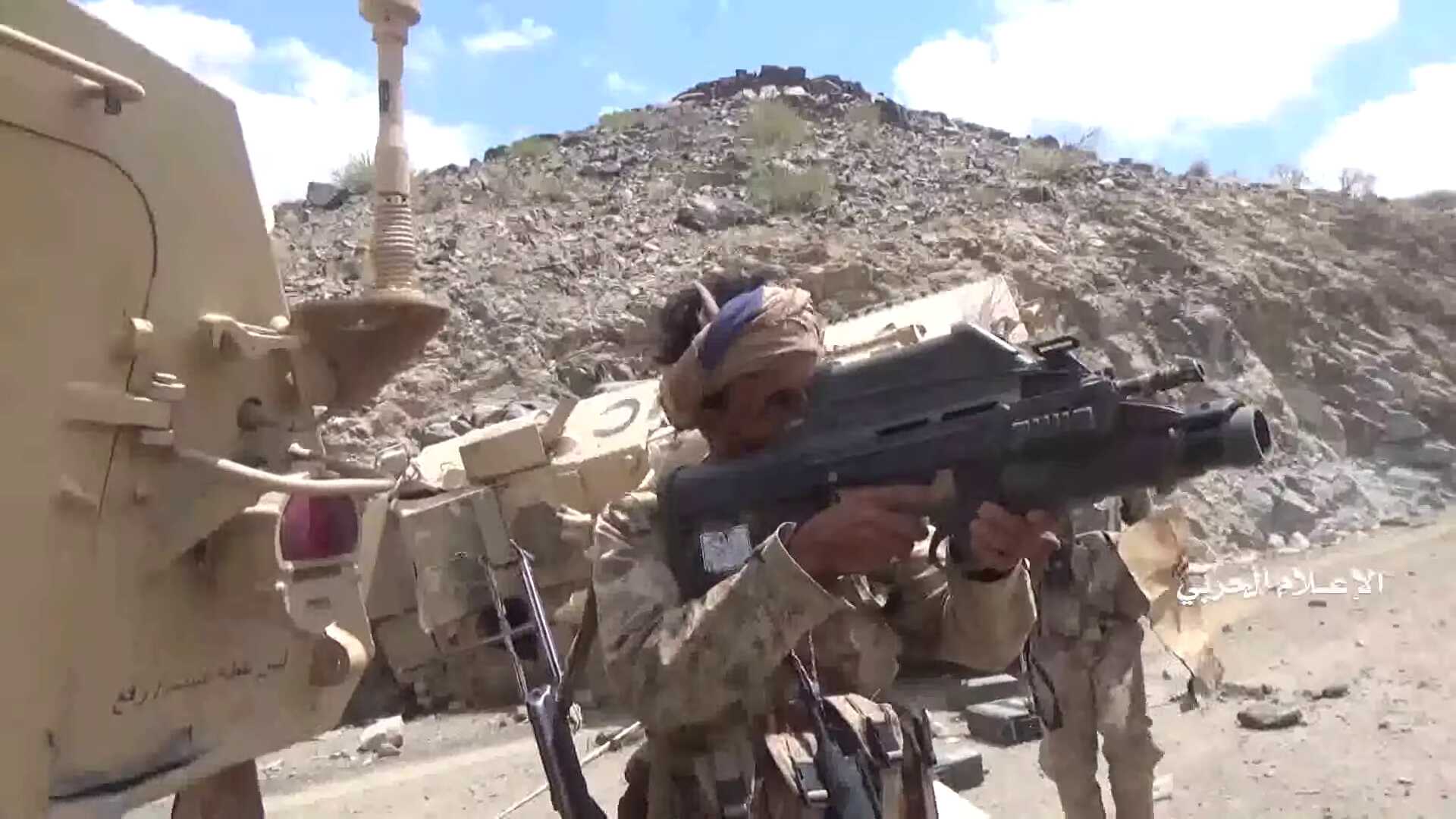 Een houthi-rebel poseert voor de camera met een buitgemaakt Belgisch wapen: een F2000 geweer van FN Herstal.