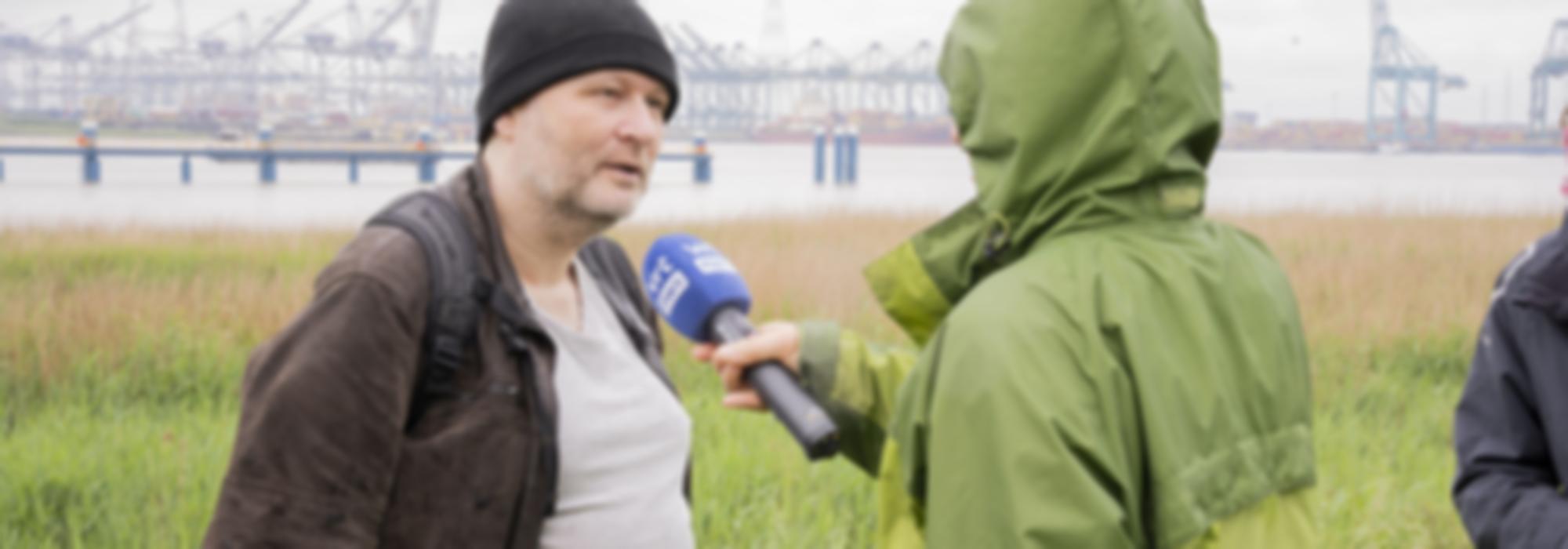 Vredesactie wordt geïnterviewd door de VRT aan de Antwerpse haven.