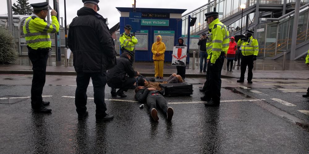 De acties van de Belgische activisten aan de westelijke toegangsweg tot het ExCel Centre.