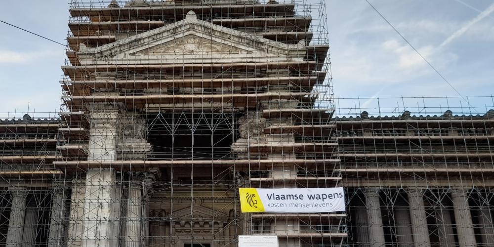 banner aan justitiepaleis Brussel - Vlaamse wapens kosten mensenlevens