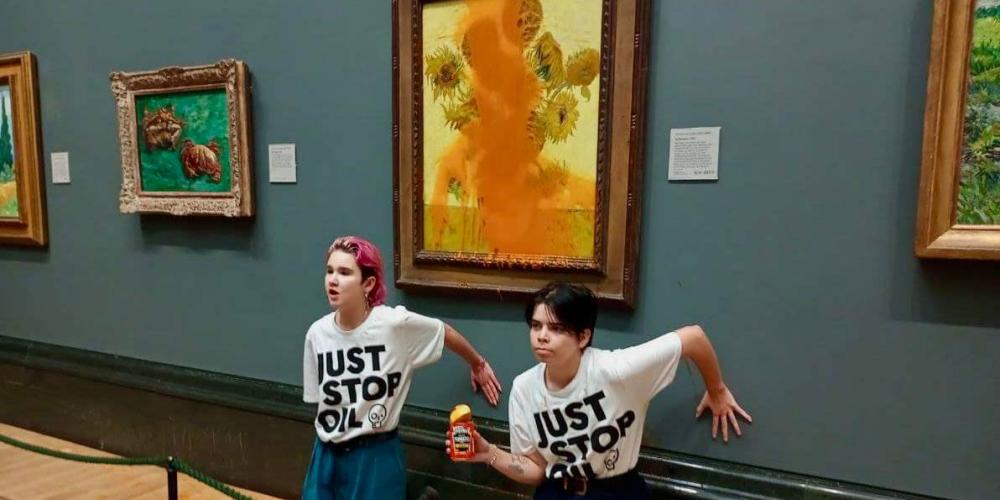 Twee activisten hebben handen vastgeplakt aan de muur in de museum. Op de t-shirts is te lezen "just stop oil"