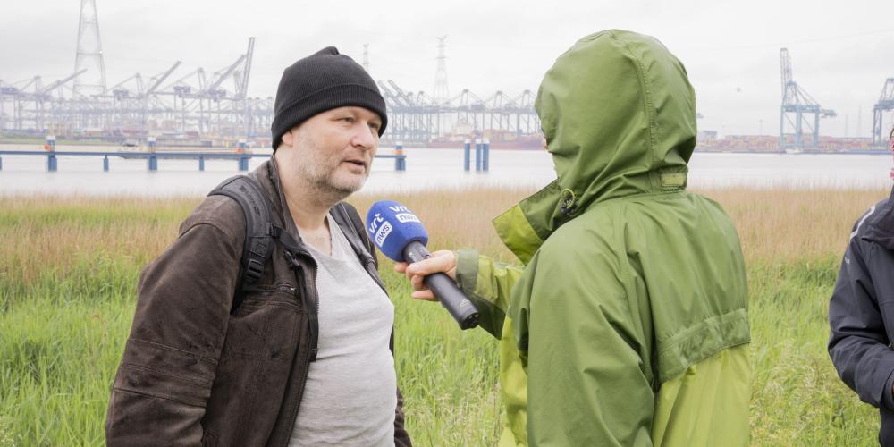 Vredesactie wordt geïnterviewd door de VRT aan de Antwerpse haven.