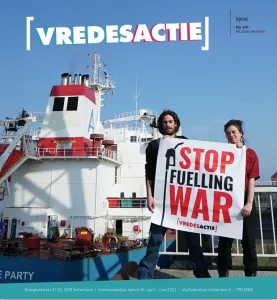 Twee mensen staan aan een sluis bij een Russische olietanker. Ze houden een banner vast waarop staat "Stop Fuelling War".