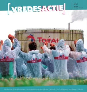 Activisten in een zitblokkade voor een Total-raffinaderij. Ze dragen witte overalls met een Code-Rood logo.