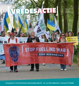 De cover van het juninummer van de Vredesactiekrant: Mensen wandelen over straat in Brussel met een "Stop Fuelling War" banner.