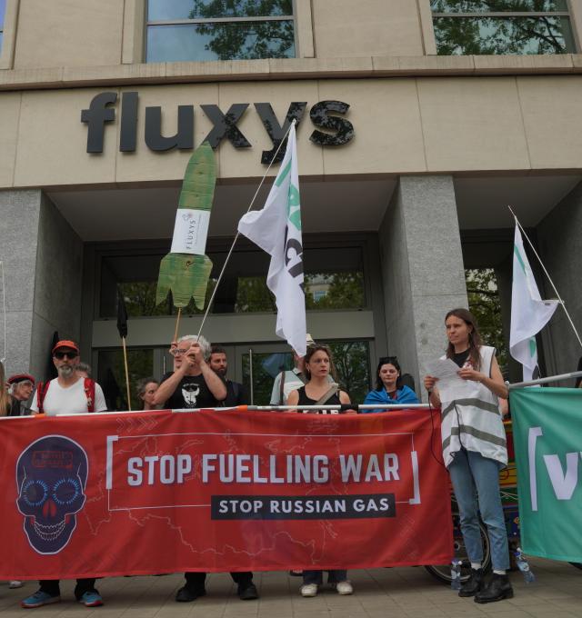 Vredesactie en partners voor het gebouw van Fluxys.
