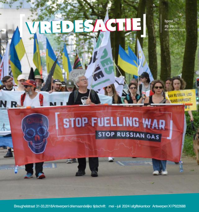 De cover van het juninummer van de Vredesactiekrant: Mensen wandelen over straat in Brussel met een "Stop Fuelling War" banner.